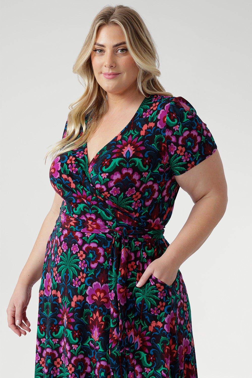 Double-layered back bodice adds subtle structure, while gathered sleeveheads and side pockets provide both style and practicality. Falling to a versatile midi length, the Alexis is made from crease-resistant fabric that requires no ironing, making it ideal for effortless, everyday elegance.