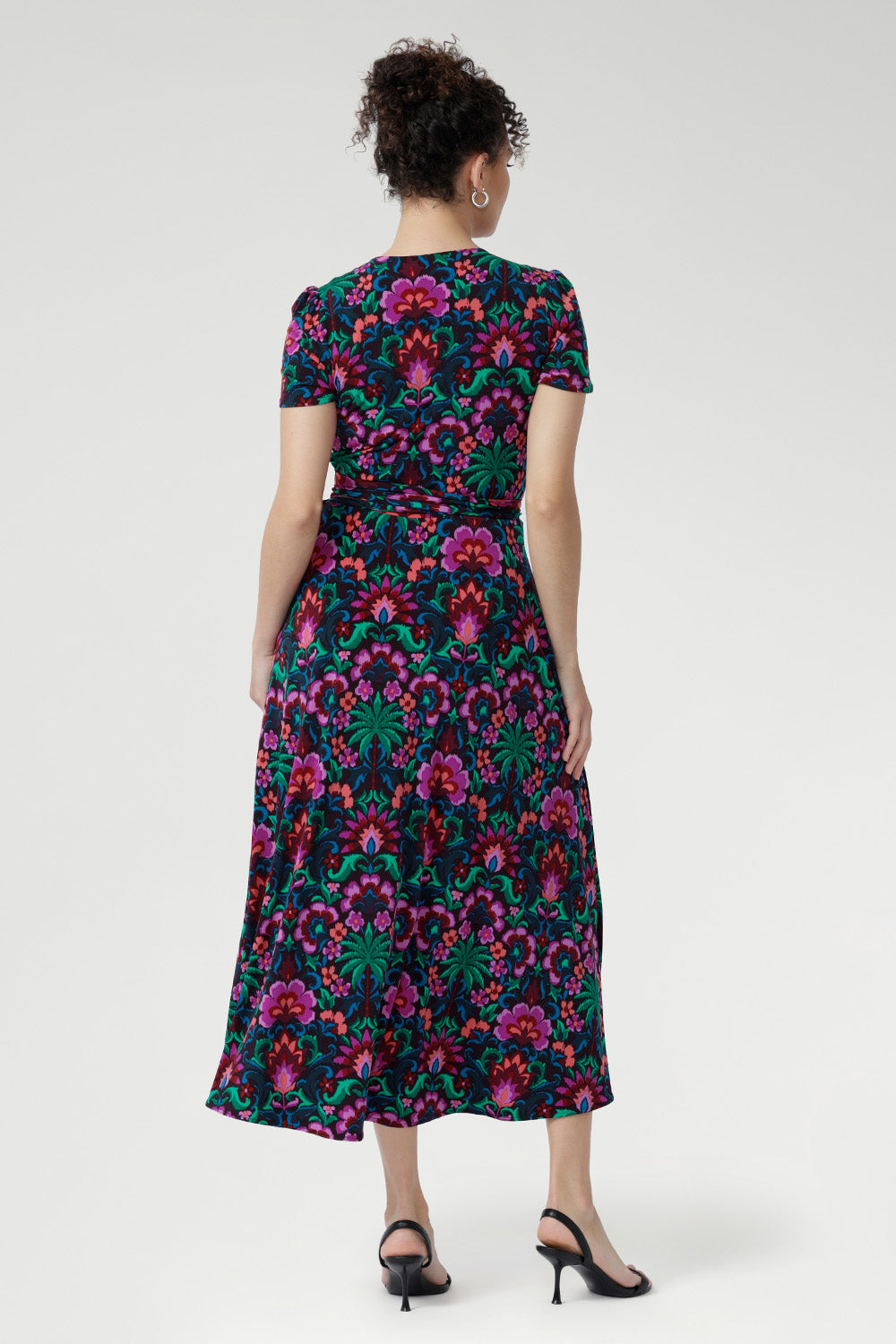 Made from crease-resistant fabric that requires no ironing, the Alexis is as low-maintenance as it is elegant. Proudly designed and made in Australia, this dress combines versatility, comfort, and timeless style.