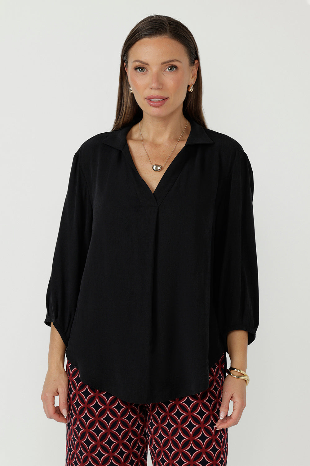 Crafted from a Tencel-Viscose fabric with a sand-washed texture, the Arley Shirt in Graphite features a buttonless design with clean lines, and a cool, contemporary look. Its versatile style makes it perfect for tucking into pants or skirts with ease.