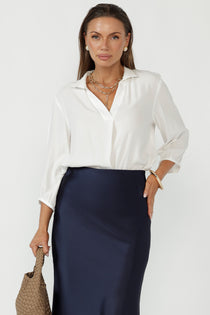 Crafted from a Tencel-Viscose fabric with a sand-washed texture, the Arley Shirt in Vanilla features a buttonless design with clean lines, and a cool, contemporary look.