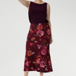 Crafted from our signature dry-touch stretch jersey, the Asher Skirt offers a comfortable, streamlined fit with an easy pull-on, elasticated waist, and a refined A-line shape. 