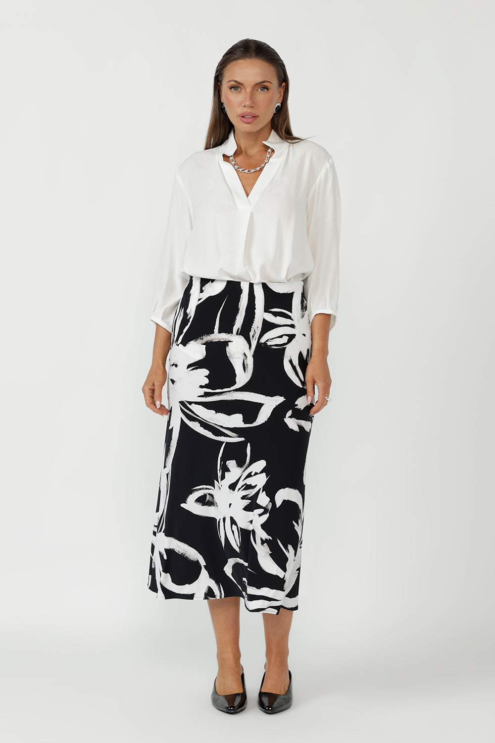 The Asher Skirt is a modern essential in women’s workwear Australia, crafted from our signature dry-touch stretch jersey for a smooth, comfortable fit that moves with you. 