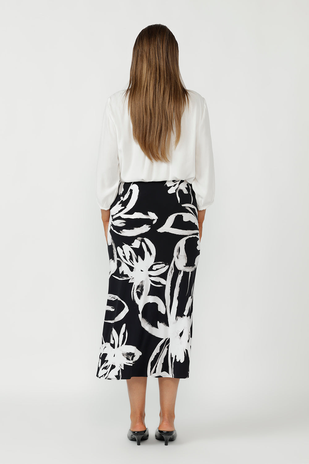 Its versatile design makes it a travel-friendly outfit that transitions seamlessly from work to weekend, while inclusive sizing (8–24) ensures a confident fit for every shape. 