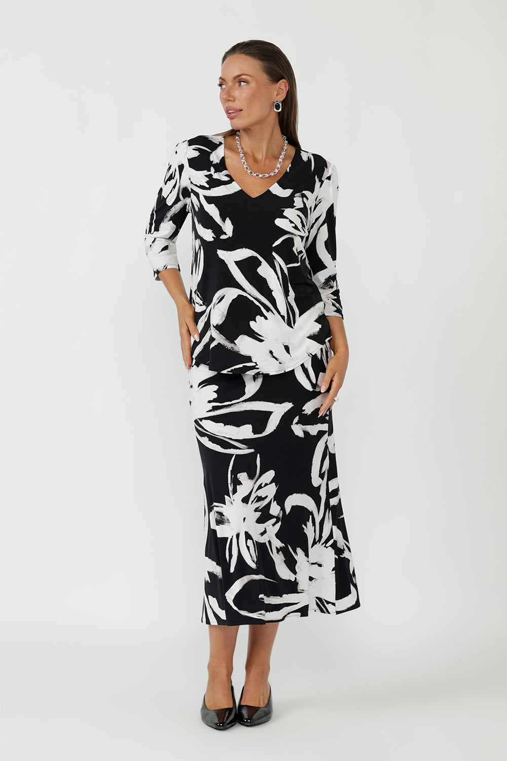 Ideal for comfort-first workwear for women 35+, the Asher Skirt offers all-day wear with stretch fabrics that support real bodies. Its versatile design makes it a travel-friendly outfit that transitions seamlessly from work to weekend.