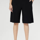A double-layer waistband provides gentle support and a flattering fit, while side pockets with neat topstitching add both function and polish. The knee-length silhouette creates a balanced, versatile shape that feels relaxed yet considered.