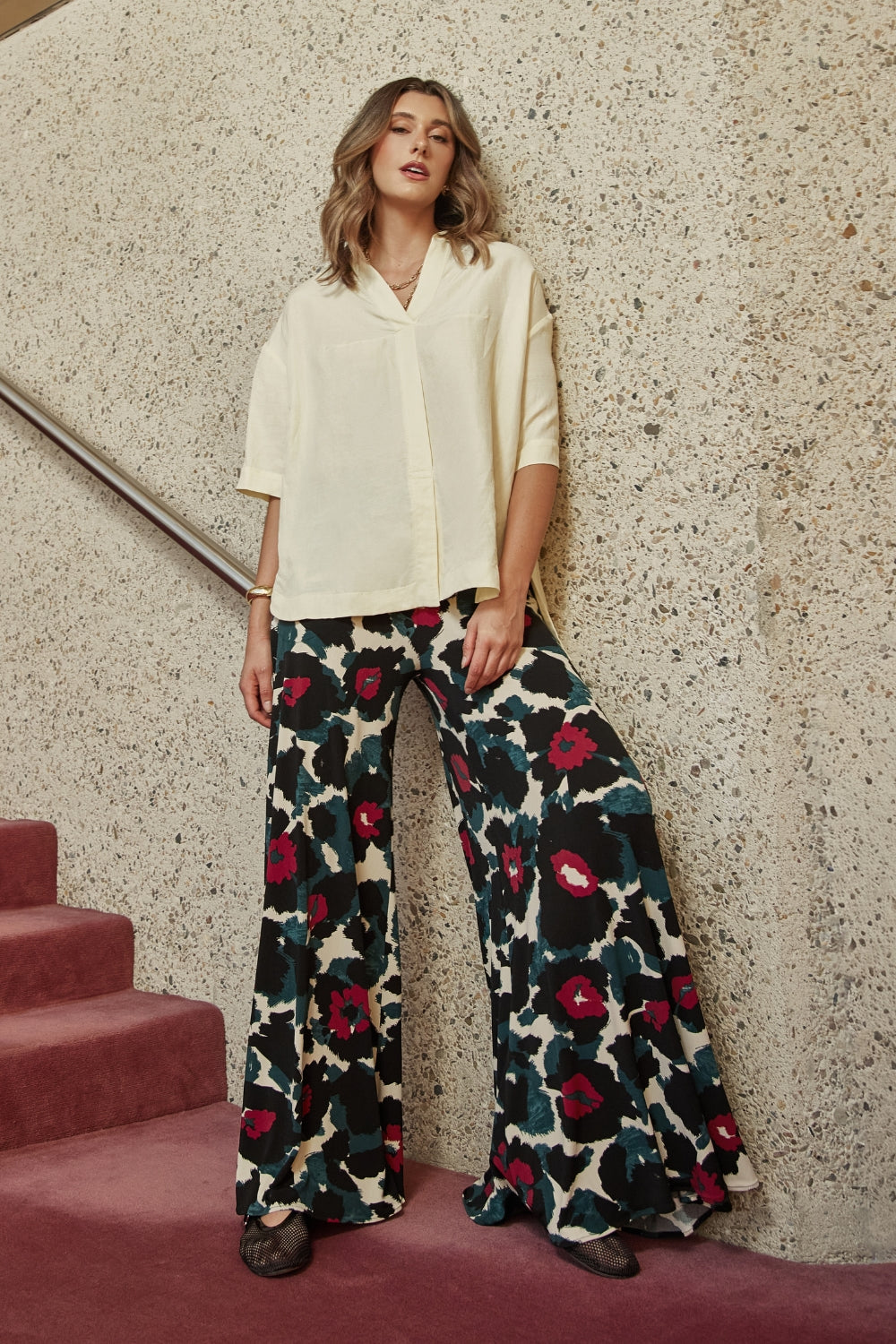 Women’s palazzo pants in premium wrinkle-resistant jersey, featuring a full-length wide leg, comfortable double-layer waistband and practical side pockets.