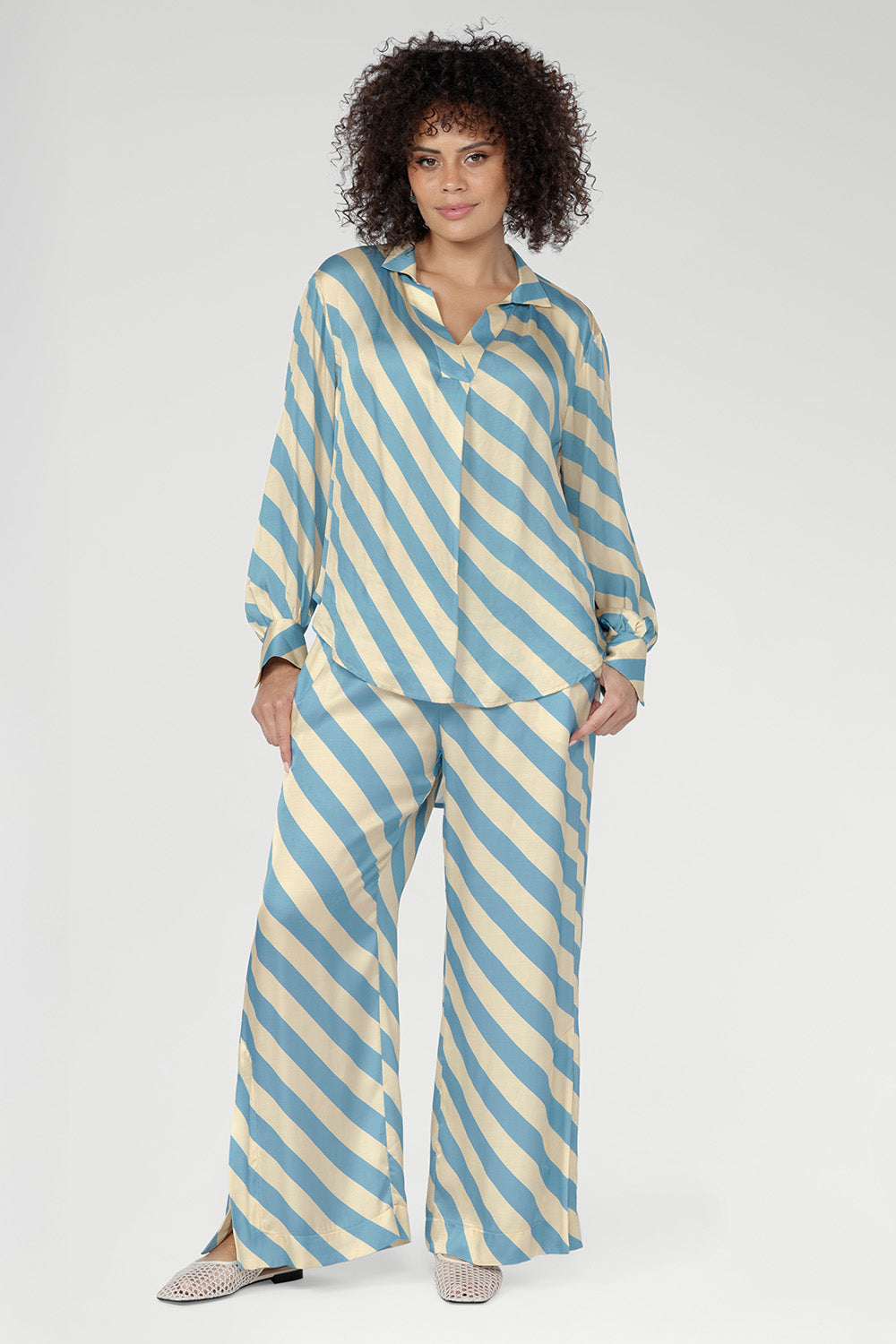 Designed with a straight-leg silhouette, this pull-on style features an elasticated waistband with an adjustable drawstring for an easy, flexible fit. 