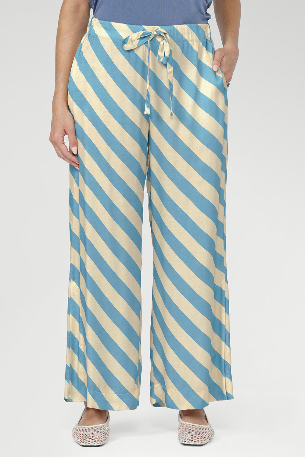  The sateen-weave fabric has a silky hand feel that drapes beautifully, making it ideal for warm-weather dressing.