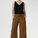 Crafted from a breathable Tencel–viscose blend, the Devin Drawstring Pant in Nuthatch is a lightweight staple made for warm summer days. 