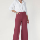 Crafted from luxe scuba crepe jersey, the Drew Pant delivers a refined take on modern tailoring. With its smooth texture and supportive stretch, it offers a polished look while maintaining all-day comfort.