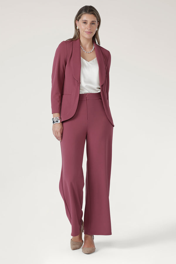 Cut to a full length and available in regular and short options, the Drew Pant is designed to achieve the perfect fit for every height.