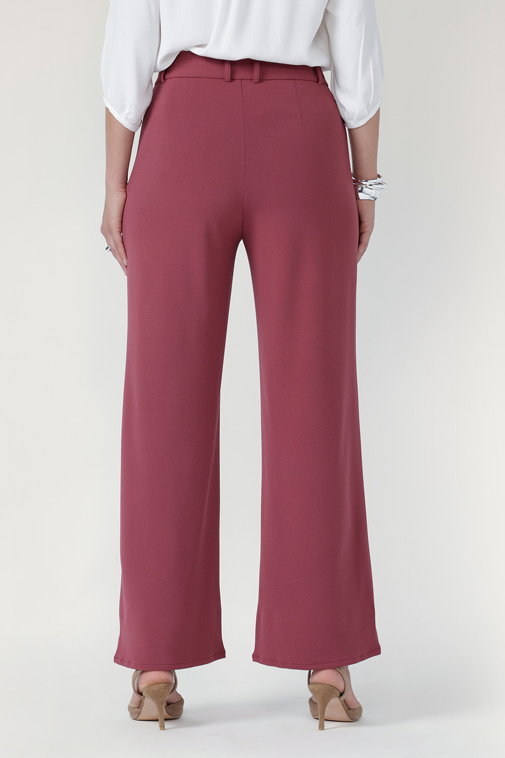 Cut to a full length and available in regular and short options, the Drew Pant is designed to achieve the perfect fit for every height.