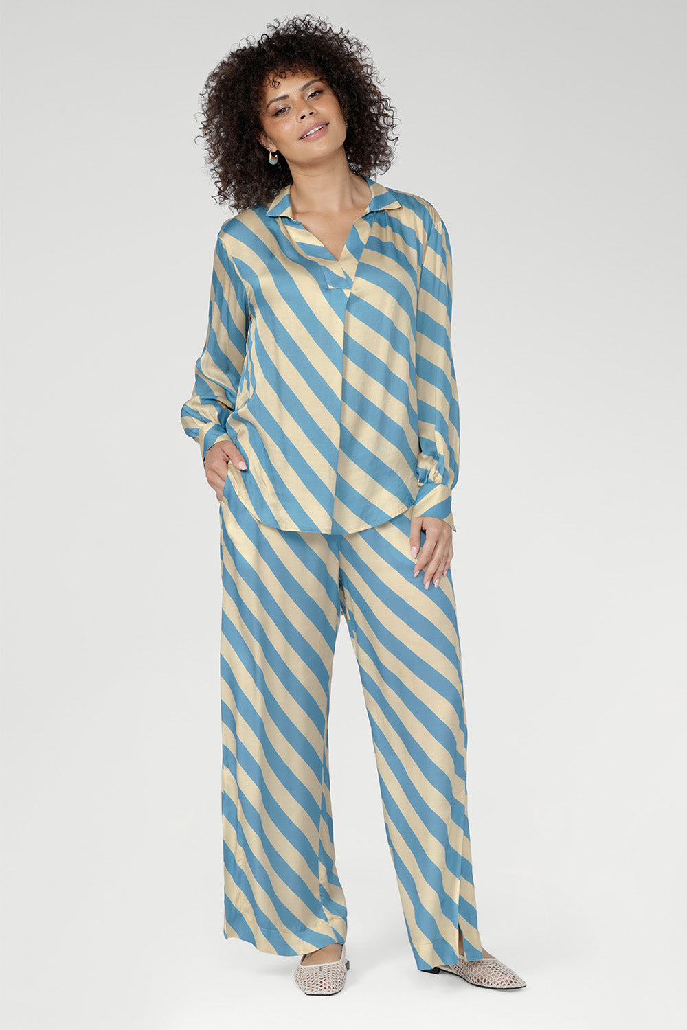 Designed as a refined oversized shirt, it transitions seamlessly from workdays to elevated events.