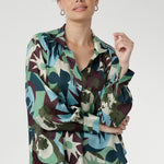Elevate your wardrobe with the Ellis Shirt in Scandi Abstract, a statement piece crafted from a luxurious sateen-weave fabric that feels as silky as it looks. Available in sizes 8-24.