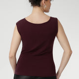 The Jordan Top in Wine is designed for versatile, stylish wear. This reversible piece allows you to switch effortlessly between two distinct looks. With a double-layer construction at both the front and back.
