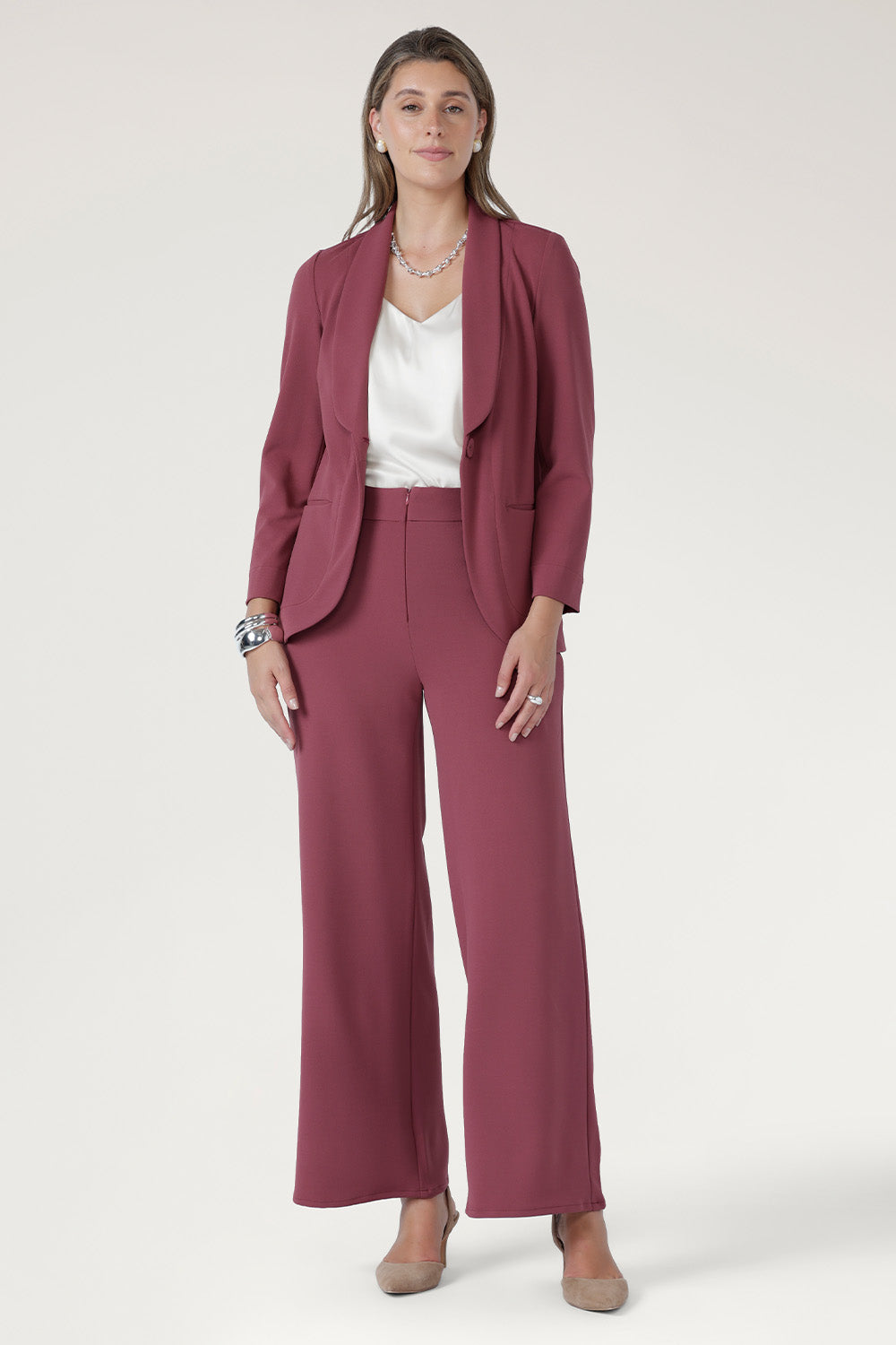 Smooth with supportive stretch, it offers structure without compromising on comfort, making it an elevated essential for everyday suiting.