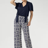 Designed for all-day comfort without compromising on style, the Monroe Pant features a pull-on waistband that sits smoothly on the body, deep side pockets with topstitching for a tailored touch, and a classic straight-leg cut that transitions seamlessly from workwear to weekend.