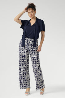 Designed for all-day comfort without compromising on style, the Monroe Pant features a pull-on waistband that sits smoothly on the body, deep side pockets with topstitching for a tailored touch, and a classic straight-leg cut that transitions seamlessly from workwear to weekend.