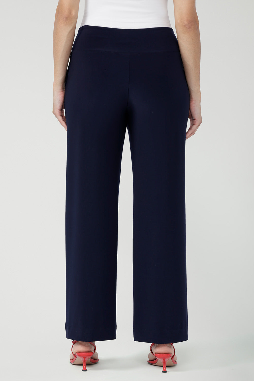Finished with practical side pockets and refined topstitching, the Monroe Pant balances function with elevated detail. 