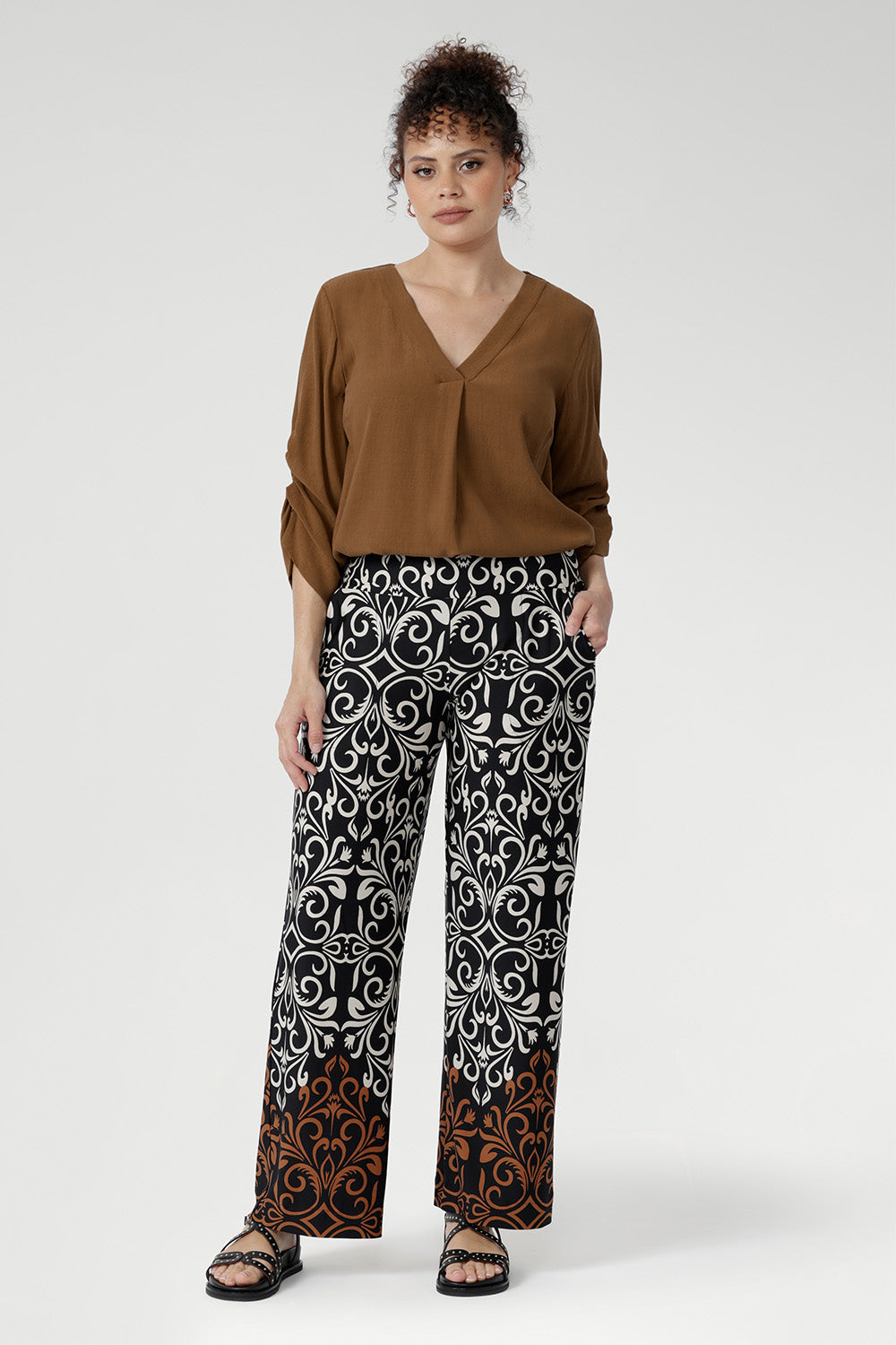 Crafted from our signature deluxe slinky jersey, our best-selling Monroe Pant offers the perfect balance of versatility and sophistication. 