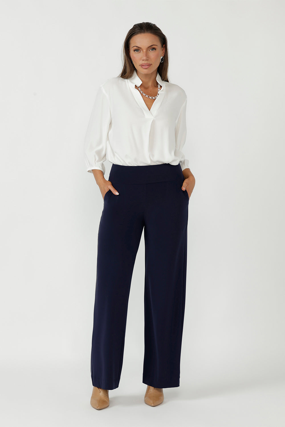 Our best-selling Monroe Pant is crafted from luxe heavyweight dry-touch jersey, delivering a beautiful drape with all-day comfort. 