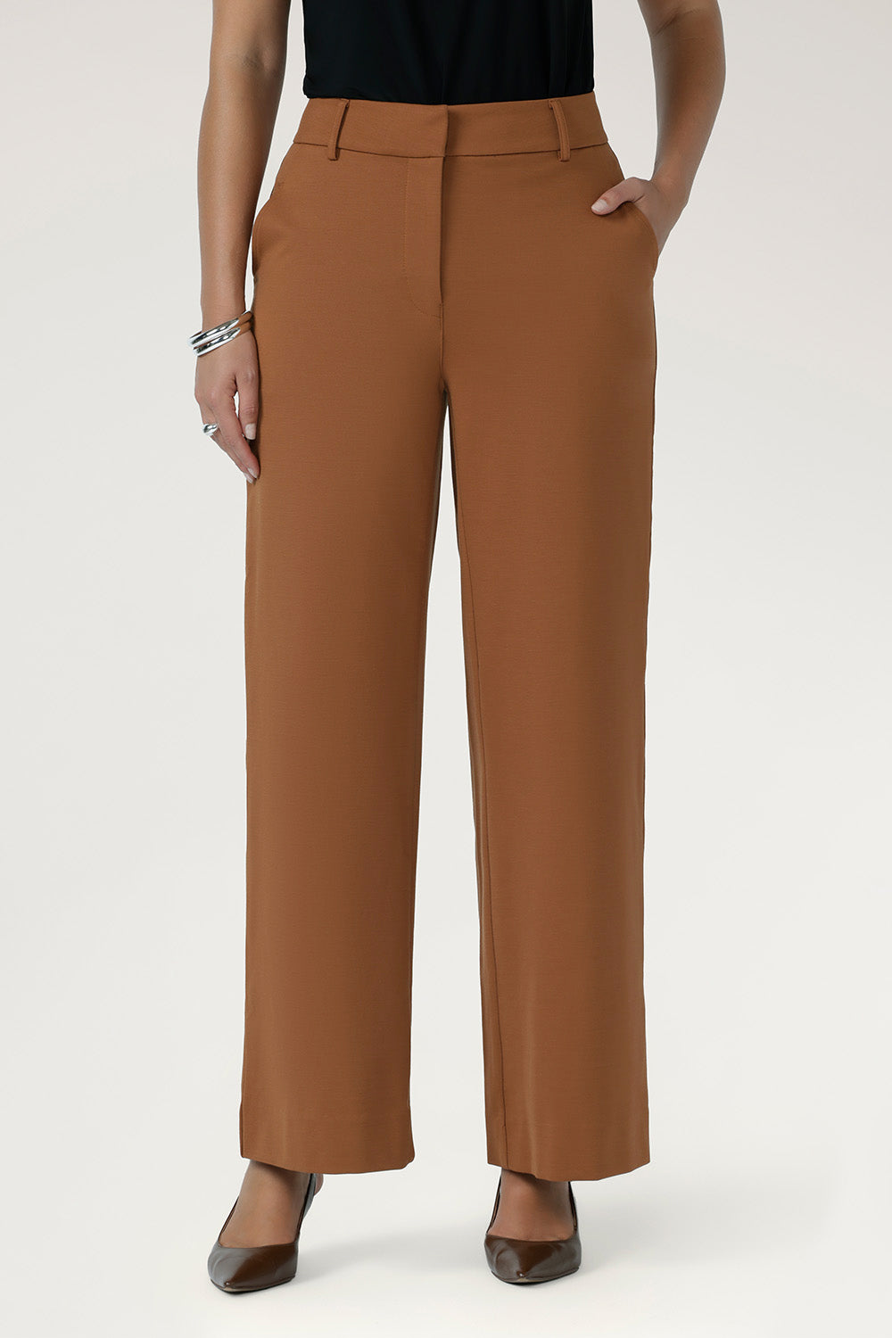 Close-up of the toffee Wide Leg Pant side pocket with stitching detail in smooth Tech Stretch fabric.