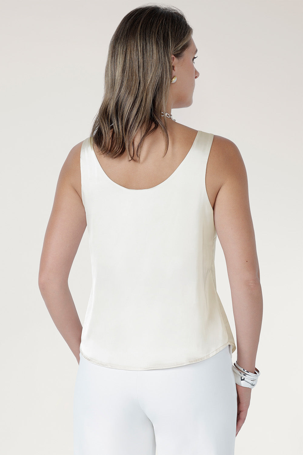 A softly curved shirttail hemline adds movement and versatility, allowing for easy styling tucked in or worn loose.