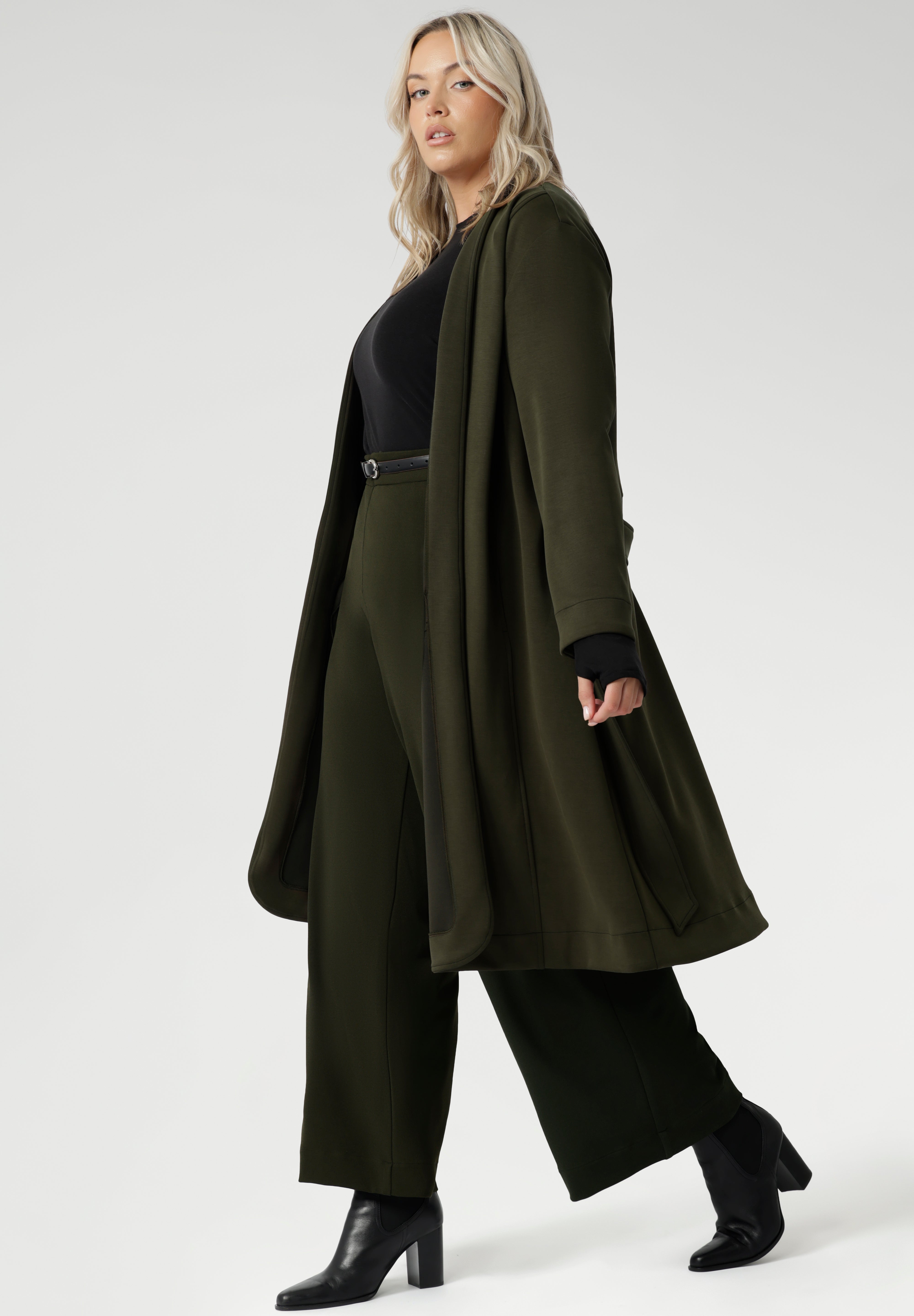 Crafted from a luxurious winter-weight Modal fabric, it combines soft structure and stretch, making it the perfect travel companion for those seeking both style and comfort. The coat features tailored panels at the front with concealed pockets seamlessly integrated into the seams, along with two-piece long sleeves for a refined fit. 
