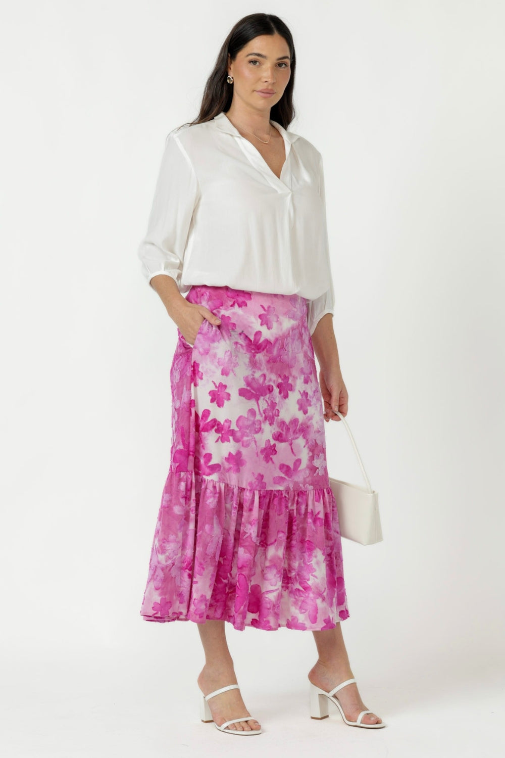 Women’s Tova Skirt in textured burnout fabric with a comfortable elastic waist, practical side pockets and an elegant gathered frill for effortless movement.