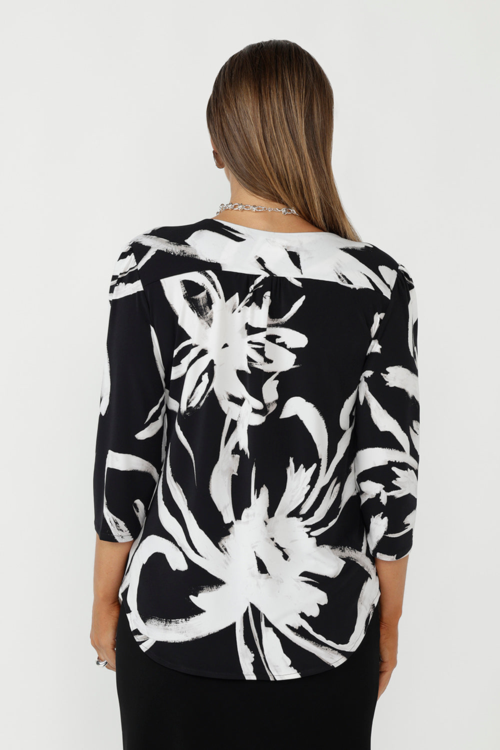 A refined take on soft tailoring for women, the Vida Top features a semi-fitted shape, bust darts, and elegant sleeve detailing. Designed for real bodies, it offers a flattering fit that transitions seamlessly from workwear to after-hours styling.