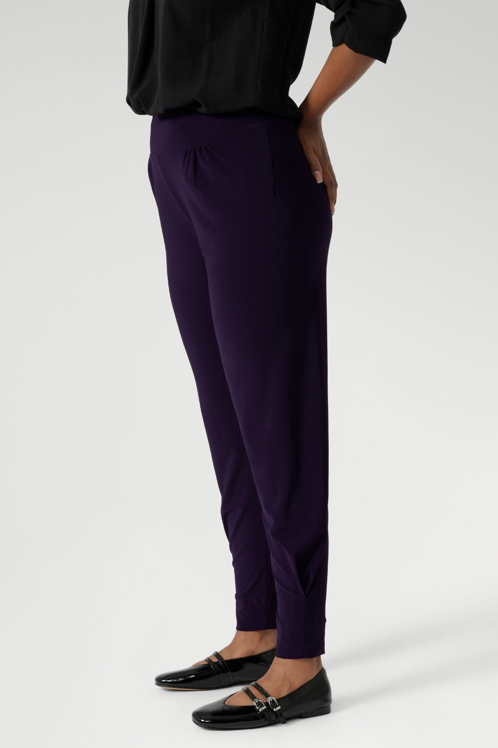 Close up image of Indi Pant in Amethyst in the long length, featuring the tapered leg
ankle cuffs and tailored tuck detail of the 7/8 length leg. Available in sizes 8-24 and 2 lengths to accommodate for all heights and styles. 